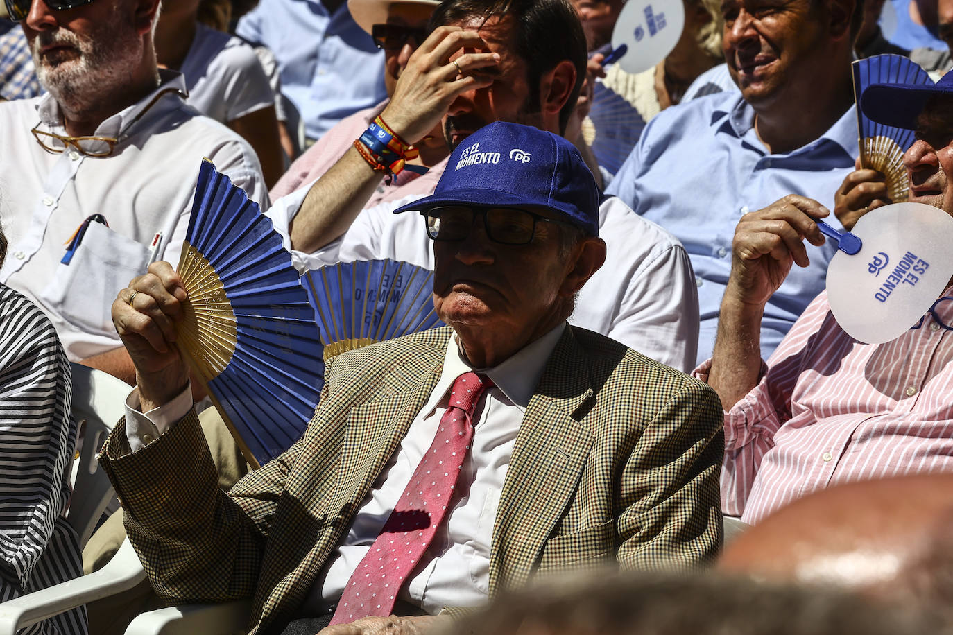 Así fue el acto de campaña de Feijóo en Oviedo
