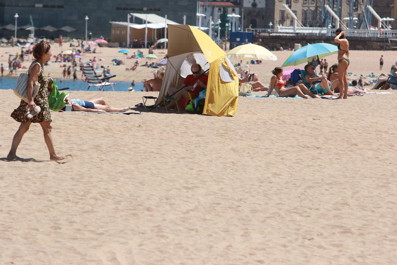 Los asturianos afrontan las altas temperaturas a remojo