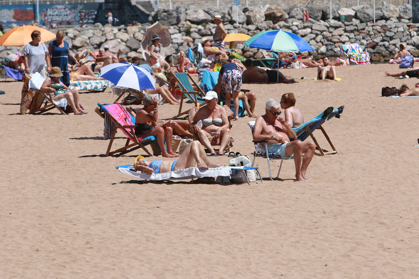 Los asturianos afrontan las altas temperaturas a remojo