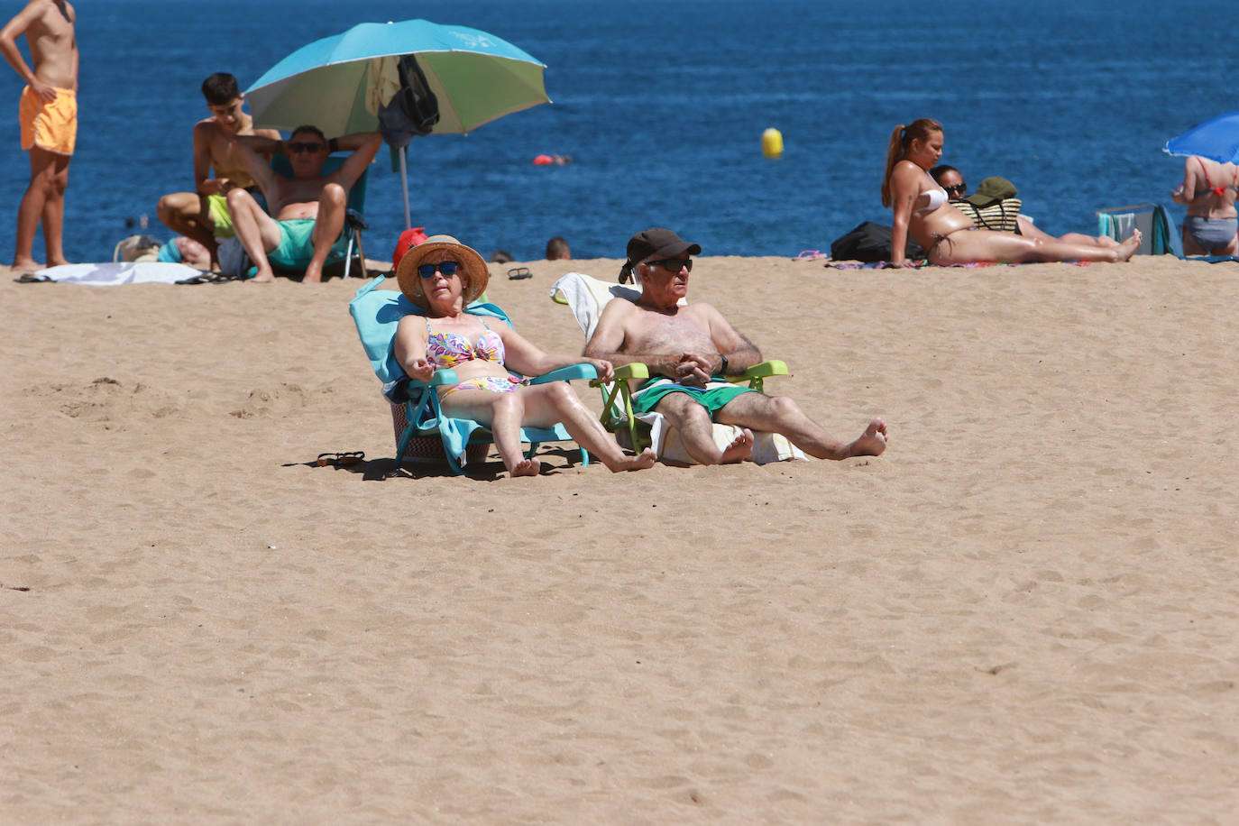 Los asturianos afrontan las altas temperaturas a remojo