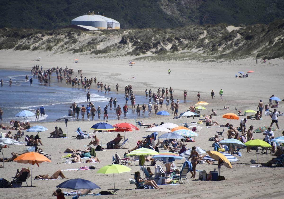 Los asturianos afrontan las altas temperaturas a remojo