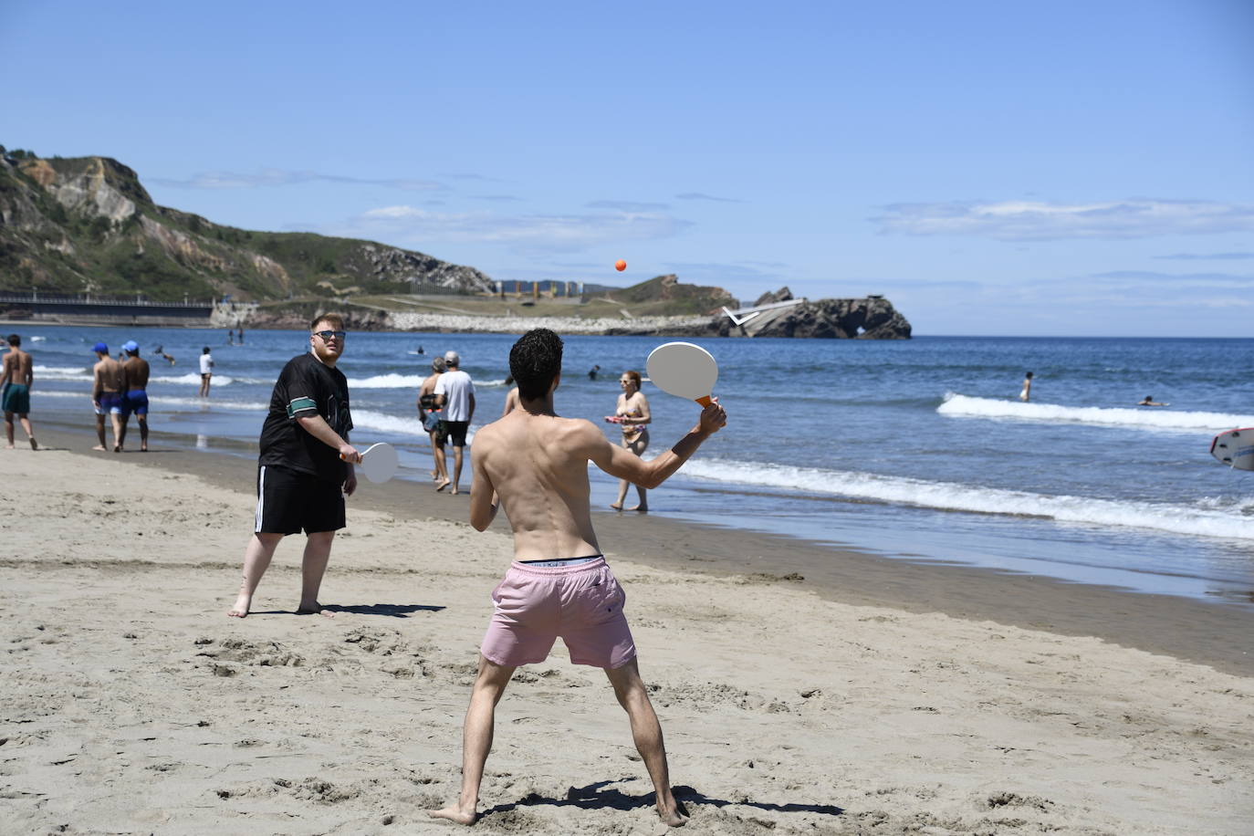 Los asturianos afrontan las altas temperaturas a remojo