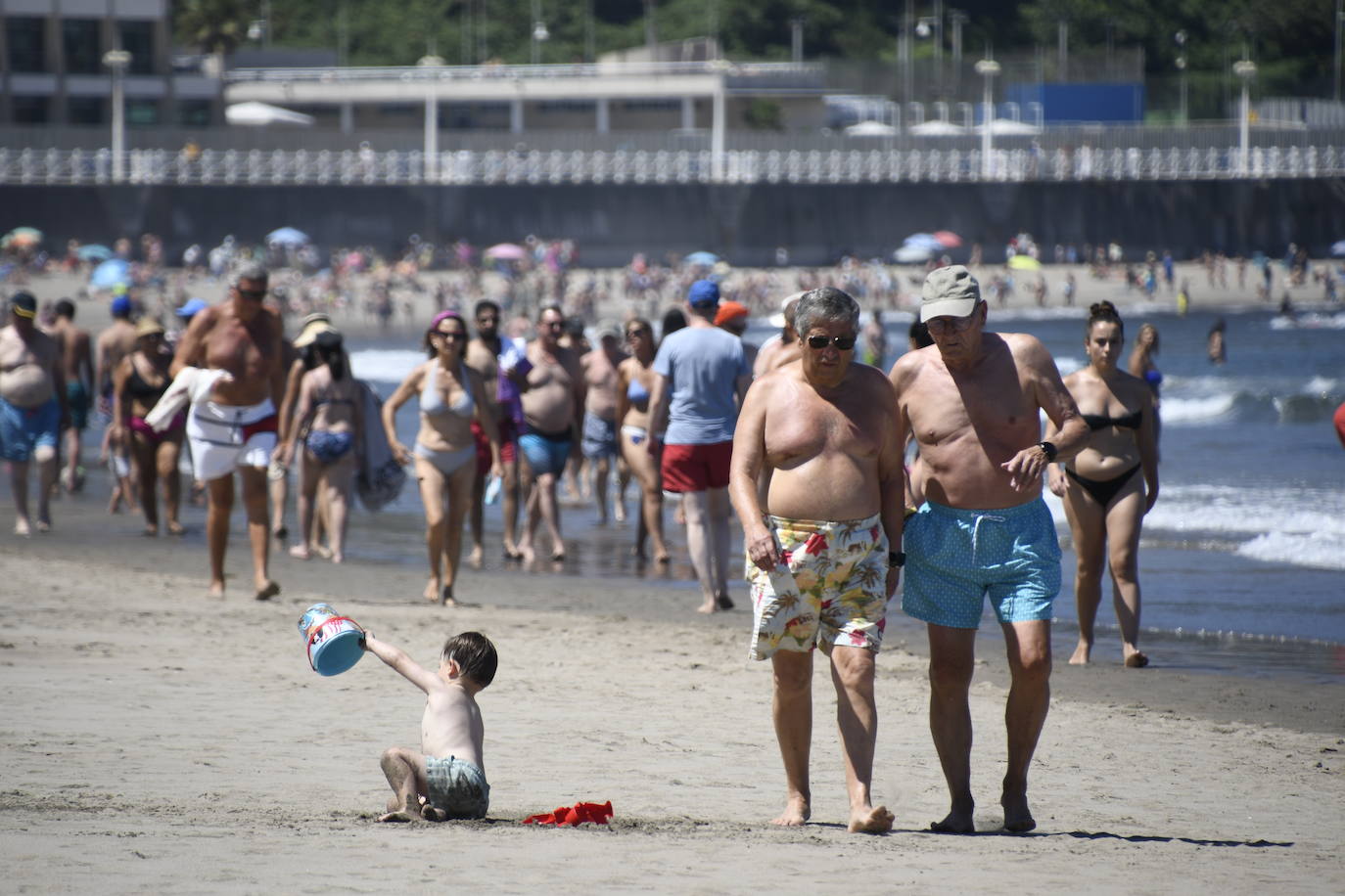 Los asturianos afrontan las altas temperaturas a remojo