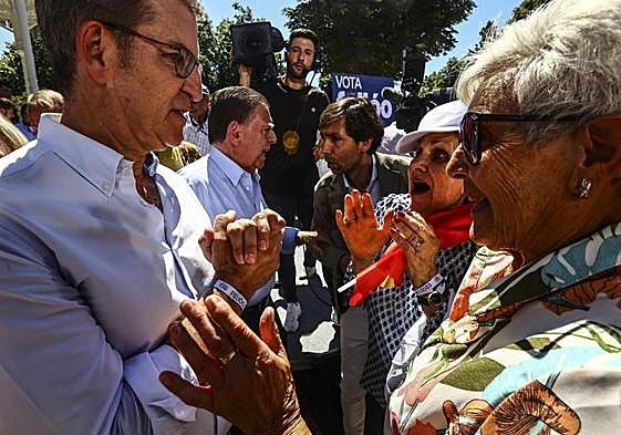 Feijóo saluda a dos simpatizantes entusiasmadas en el paseo del Bombé.