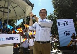 Feijóo, justo antes de iniciar su intervención en el escenario que se ubicó en el paseo del Bombé del parque de San Francisco de Oviedo.