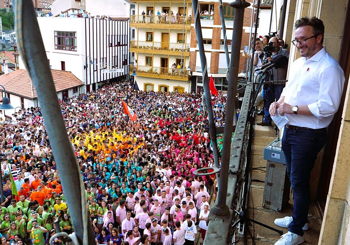 El médico Pablo Martínez, en el balcón del Ayuntamiento de Cangas, pronuncia el pregón de las fiestas del Carmen y la Magdalena 2023.