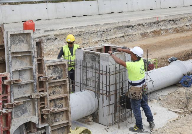 A mano. Hay faenas industrializadas, que avanzan a ritmo de máquina, otras como la adaptación de los colectores, exigen orfebrería.