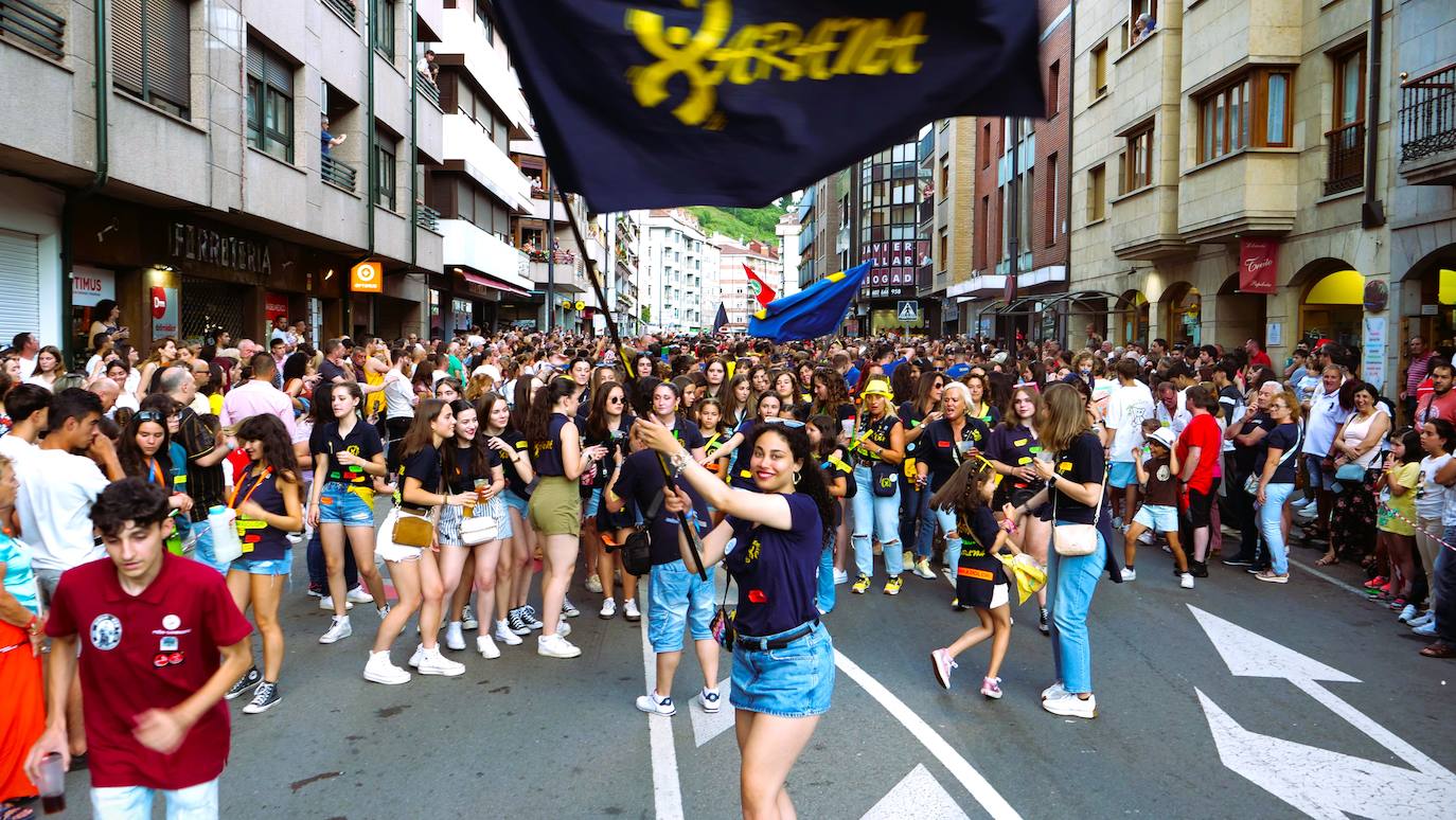 Multitudinario y colorido desfile de la Federación de Peñas de la Pólvora.