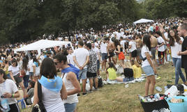 Asistentes a las fiestas del Carmín de Pola de Siero.