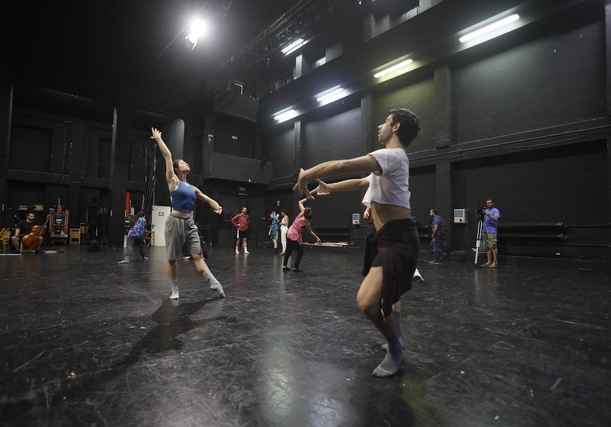 Bailarines del proyecto Estancias Coreográficas en un ensayo en el Teatro Campoamor, en la pasada edición.