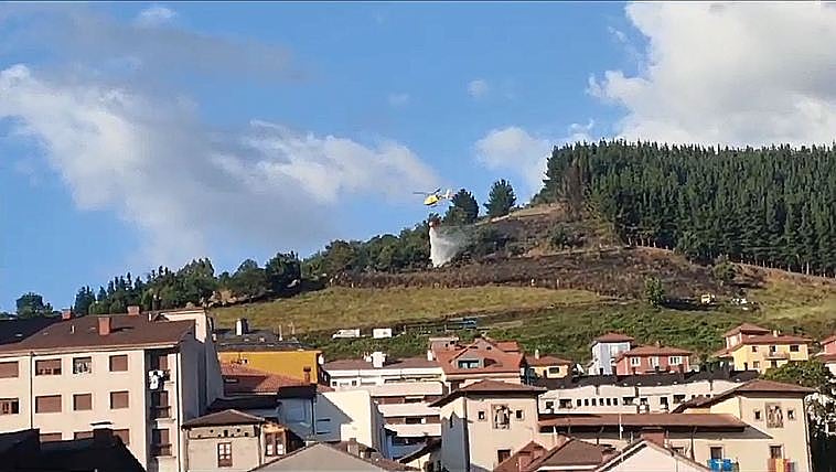 Arden varios pinos a causa de un volador durante las fiestas del Carmen de Cangas del Narcea
