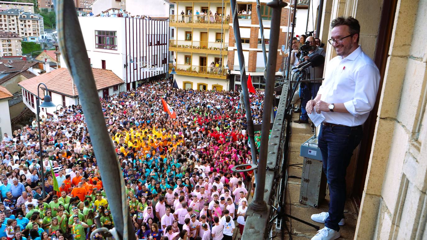 Desfile por las fiestas del Carmen y la Magdalena, al ritmo de charanga