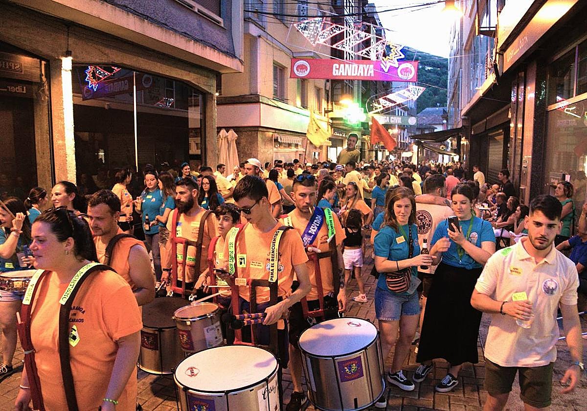 Desfile por las fiestas del Carmen y la Magdalena, al ritmo de charanga