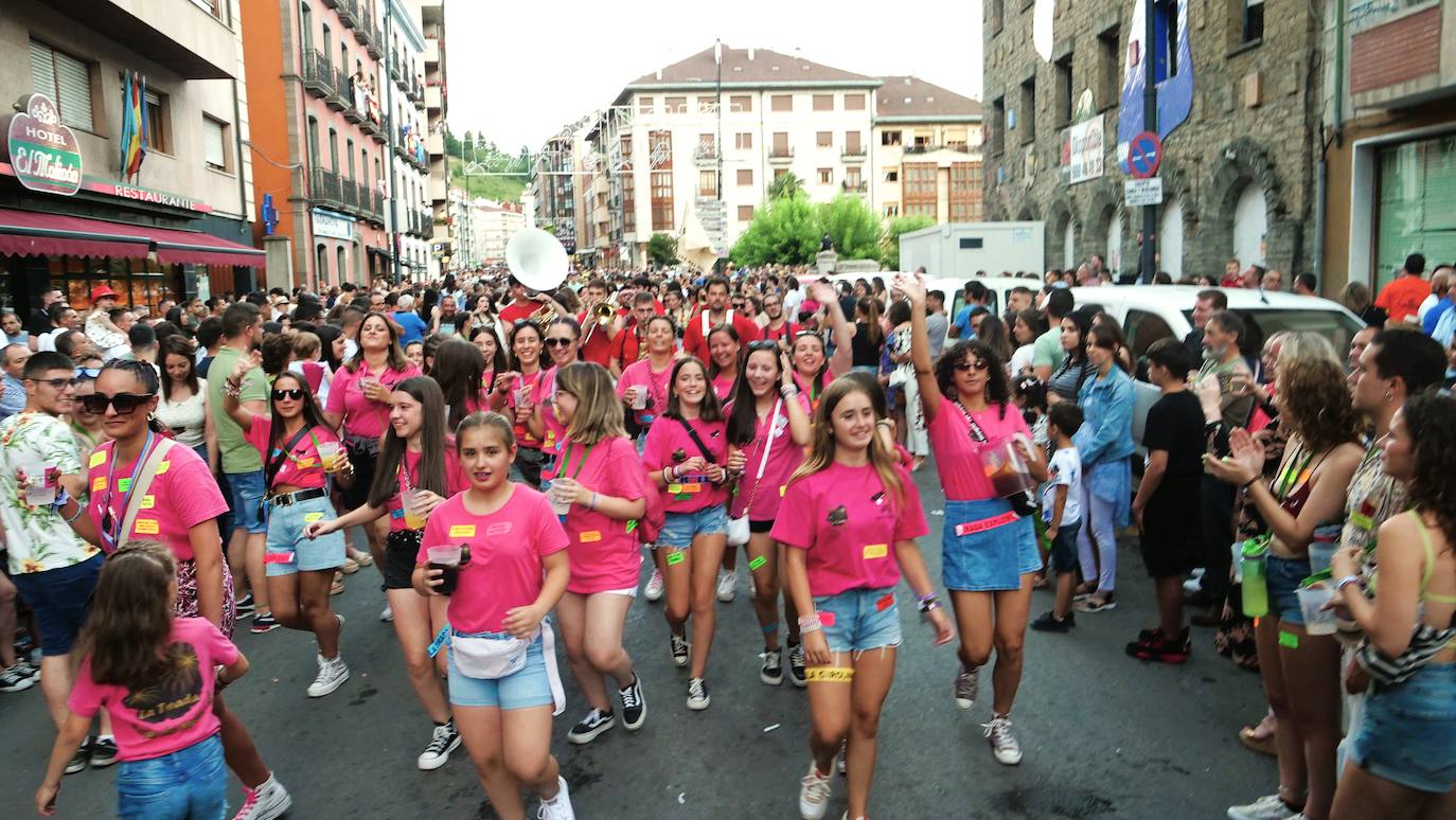 Desfile por las fiestas del Carmen y la Magdalena, al ritmo de charanga