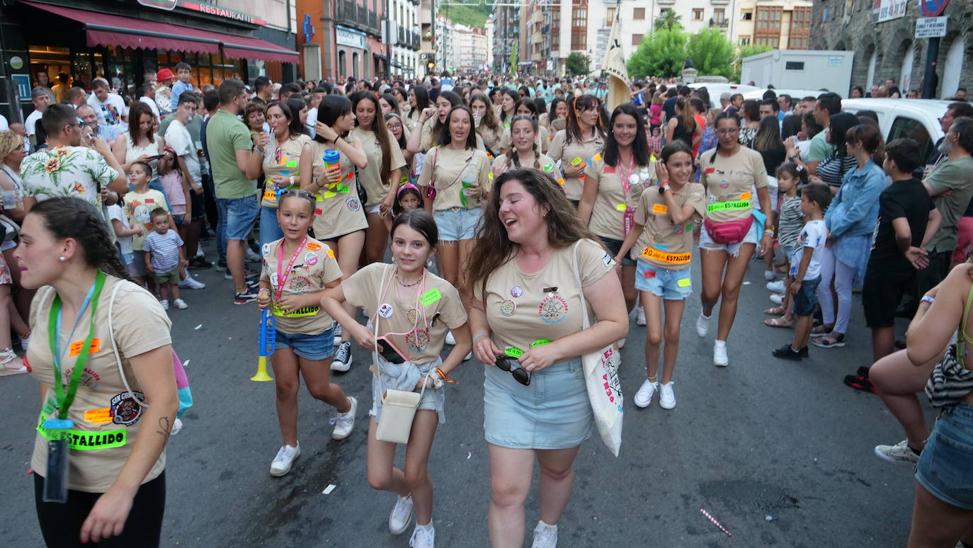 Desfile por las fiestas del Carmen y la Magdalena, al ritmo de charanga