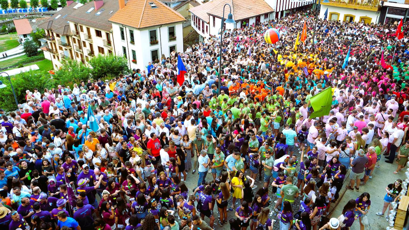 Desfile por las fiestas del Carmen y la Magdalena, al ritmo de charanga