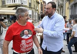 Adrián Barbón saluda a un simpatizante en Avilés.