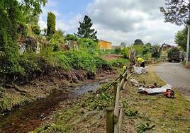 Trabajadores realizando las labores de mantenimiento en el río Arlós.