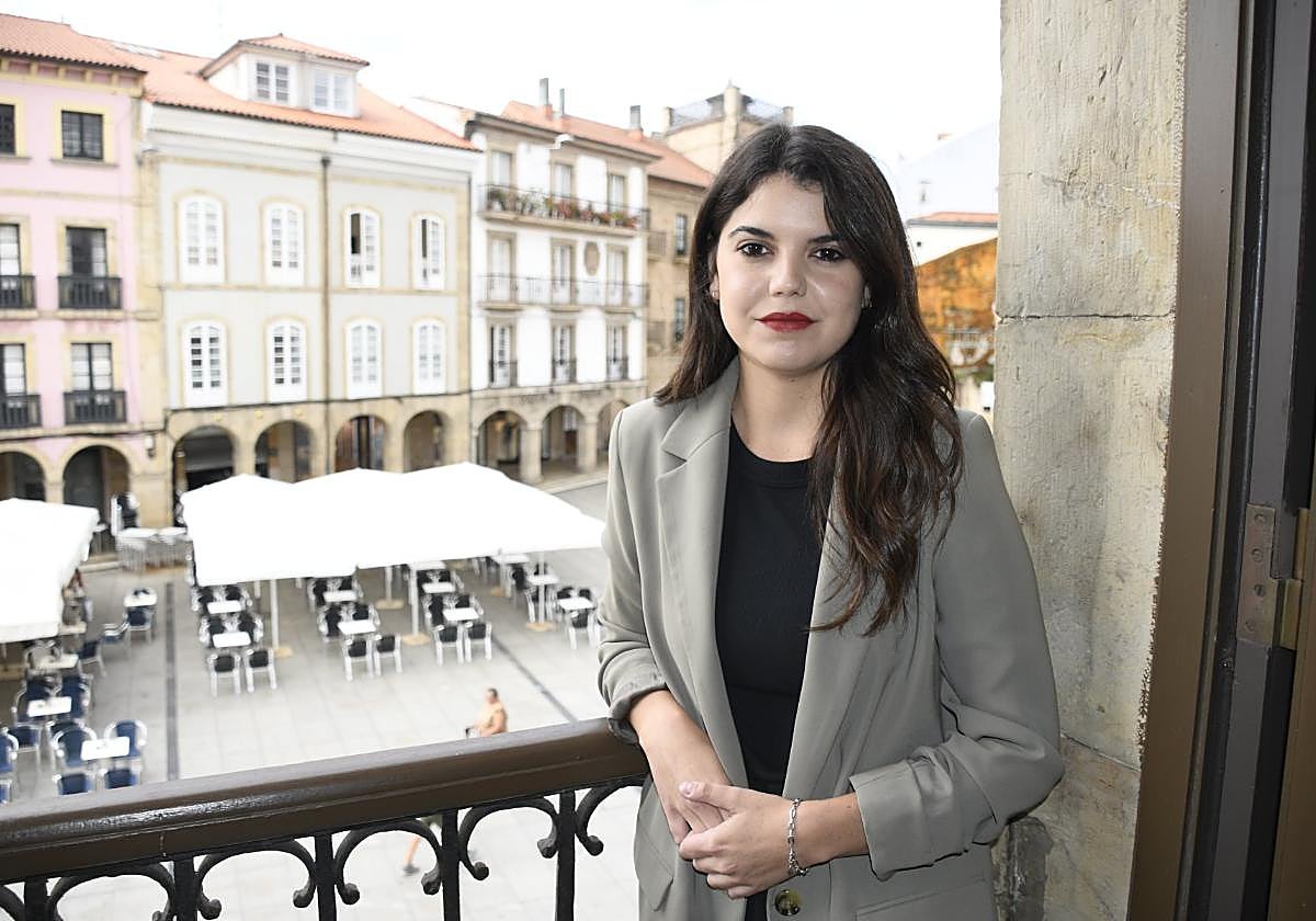 La concejala Raquel Ruiz en el balcón de su despacho, con la plaza de España al fondo.