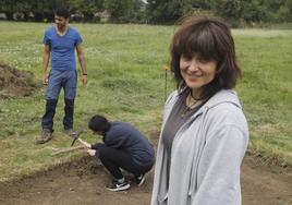 Esperanza Martín en un momento de la excavación.