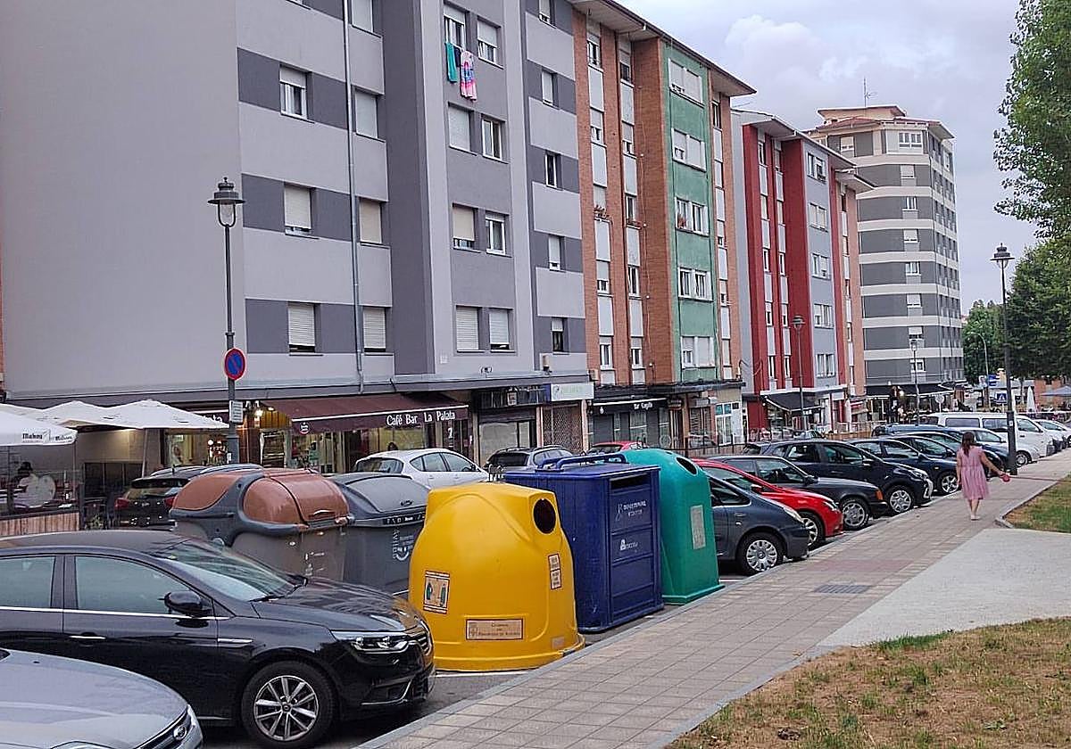 La zona de la calle Reconquista en la que el joven apareció muerto dentro de un coche.
