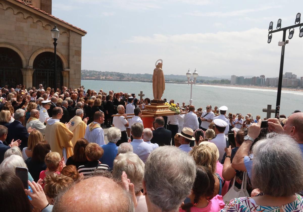 Multitudinaria ofrenda floral del Carmen en Gijón