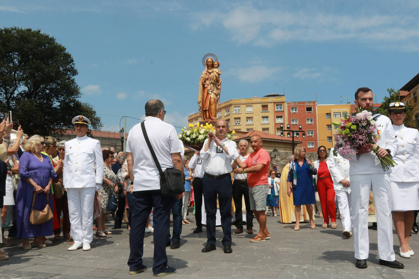 Multitudinaria ofrenda floral del Carmen en Gijón