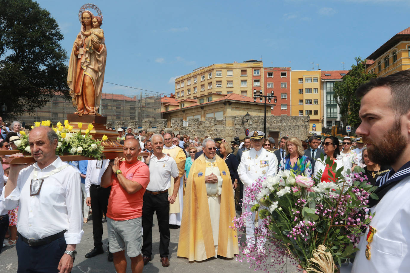 Multitudinaria ofrenda floral del Carmen en Gijón