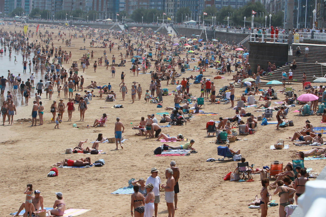 Gijón exprime los días de playa