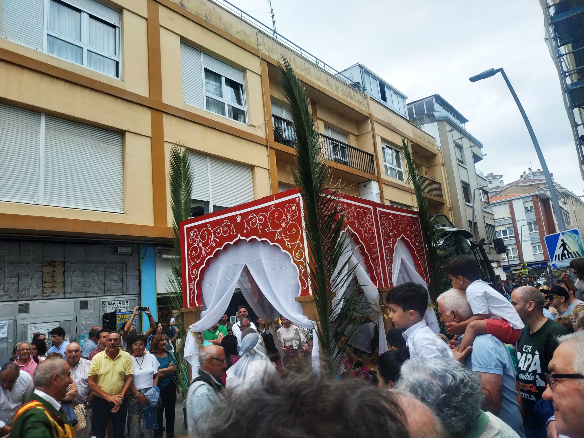 Emoción en la procesión marinera de Luanco