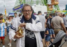 Paco Ignacio Taibo II bromea con el Rufo de este año, que no es ni más ni menos que él mismo, ante la noria, uno de los iconos de la Semana.