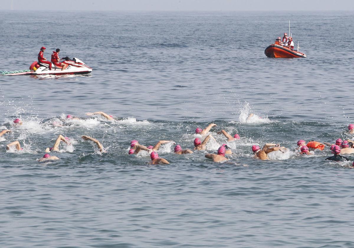 Participantes en la pasada edición, en la playa de Peñarrubia.