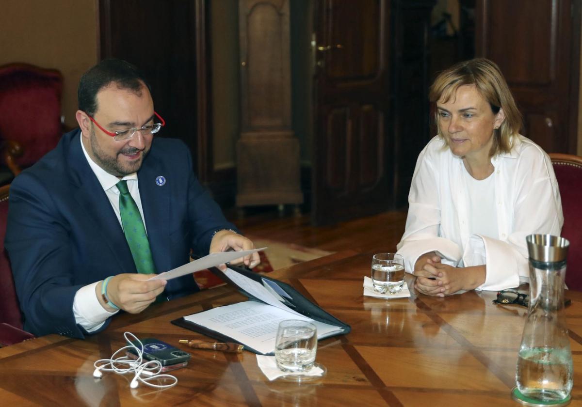 Adrián Barbón y Covadonga Tomé, durante la reunión del pasado jueves entre el secretario general de la FSA y la portavoz de Podemos en la Junta.