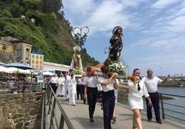 Un momento de la procesión de Tazones.