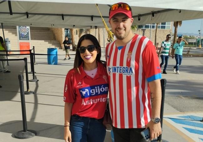 El gijonés Alejandro Ordoñez, que lleva cuatro años viviendo y trabajando en Monterrey, acude, con su esposa mexicana Elvia Domínguez, por primera vez desde entonces a un partido del Sporting.