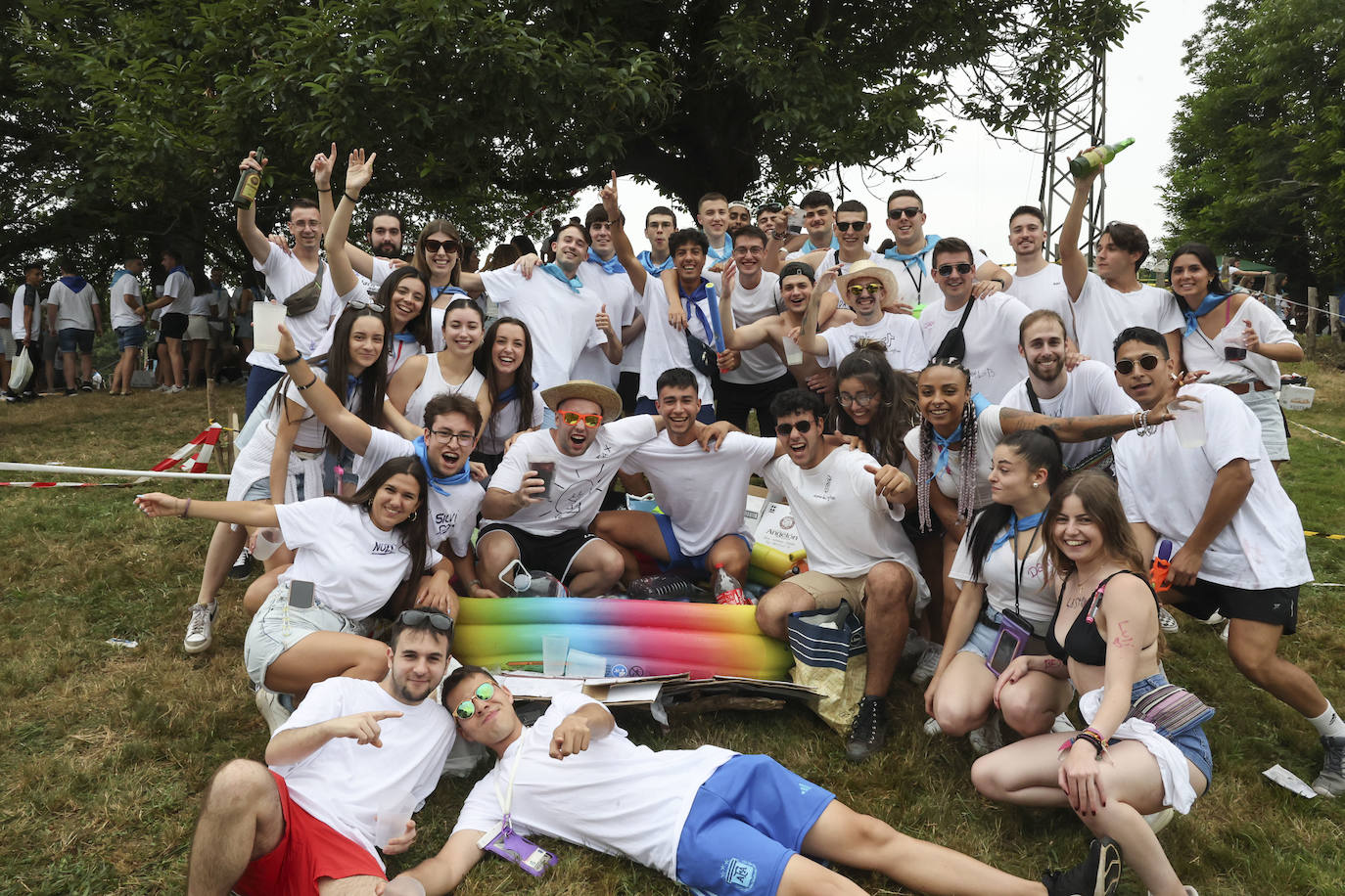 La Pola celebra el Carmín con una folixa multitudinaria