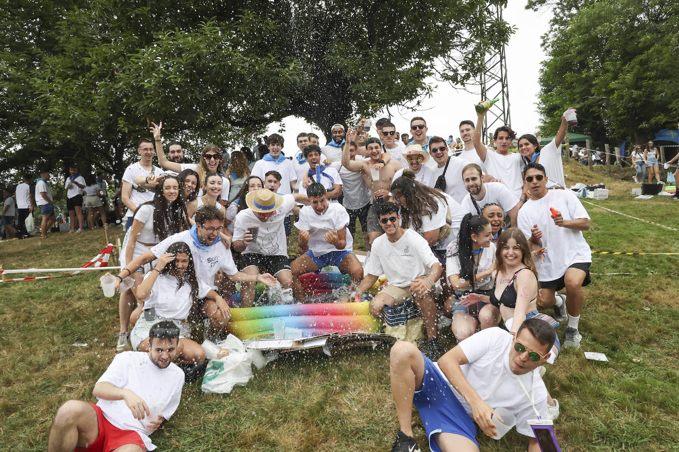 La Pola celebra el Carmín con una folixa multitudinaria