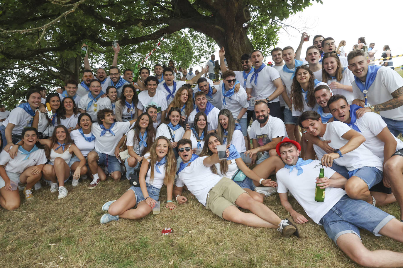 La Pola celebra el Carmín con una folixa multitudinaria