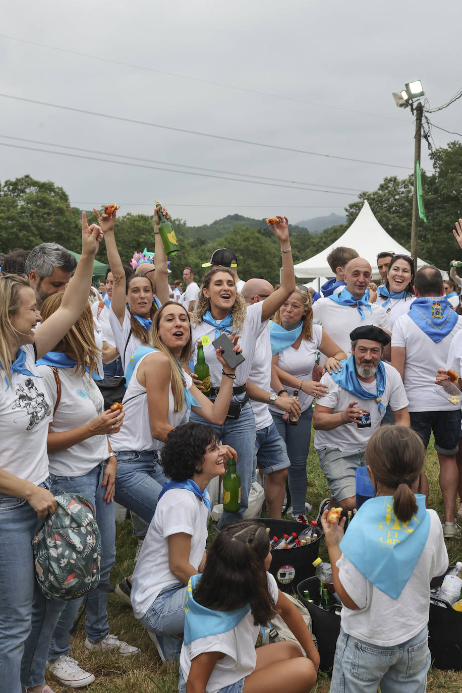 La Pola celebra el Carmín con una folixa multitudinaria