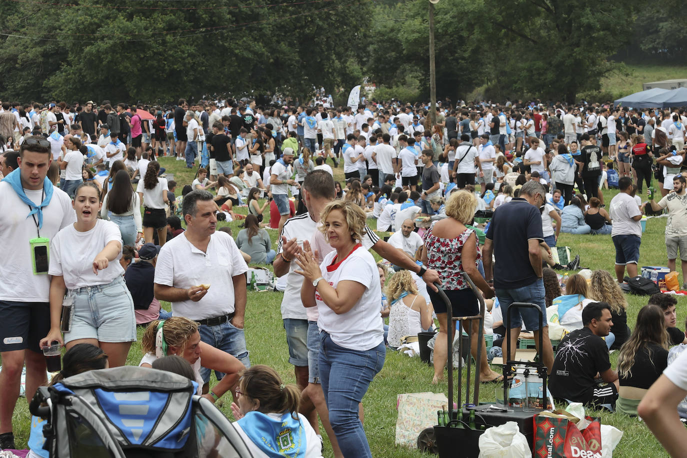 La Pola celebra el Carmín con una folixa multitudinaria