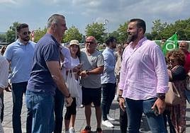 Javier Ortega Smith saluda a un émulo de Santiago Abascal junto al palacio de los Deportes.