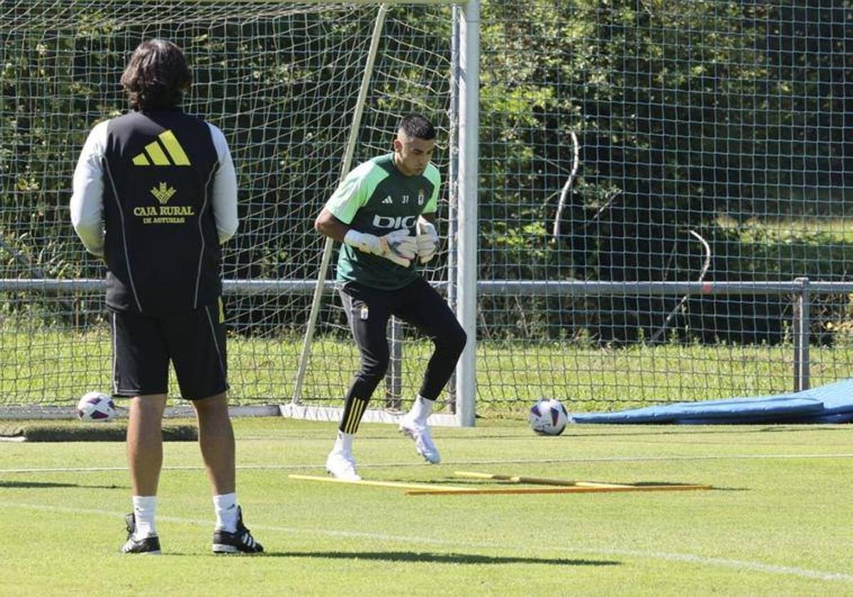 El nuevo guardameta azul, Leo Román, en un entrenamiento con sus compañeros.