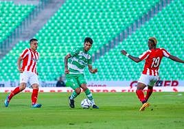Djuka y Juan Otero presionan al lagunero Alejandro Gómez.