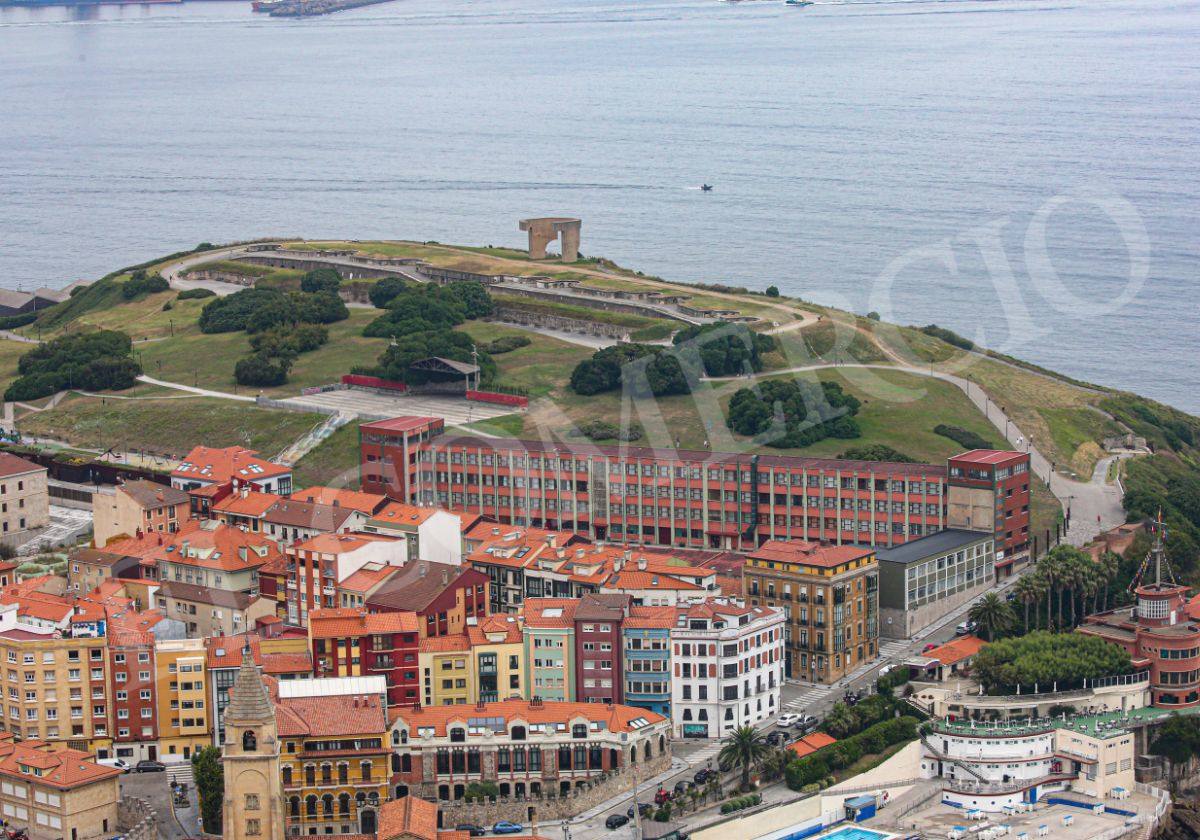 Gijón en verano, visto desde el aire