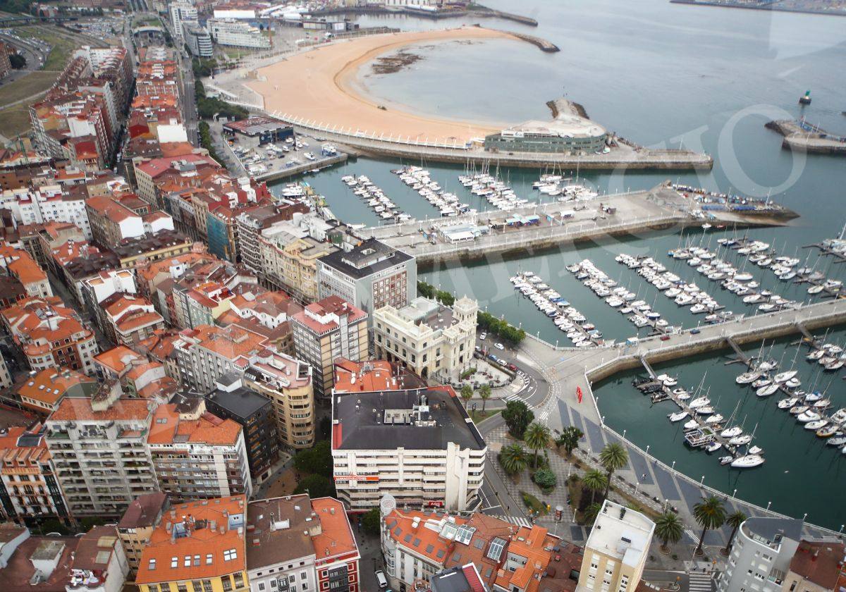 Gijón en verano, visto desde el aire