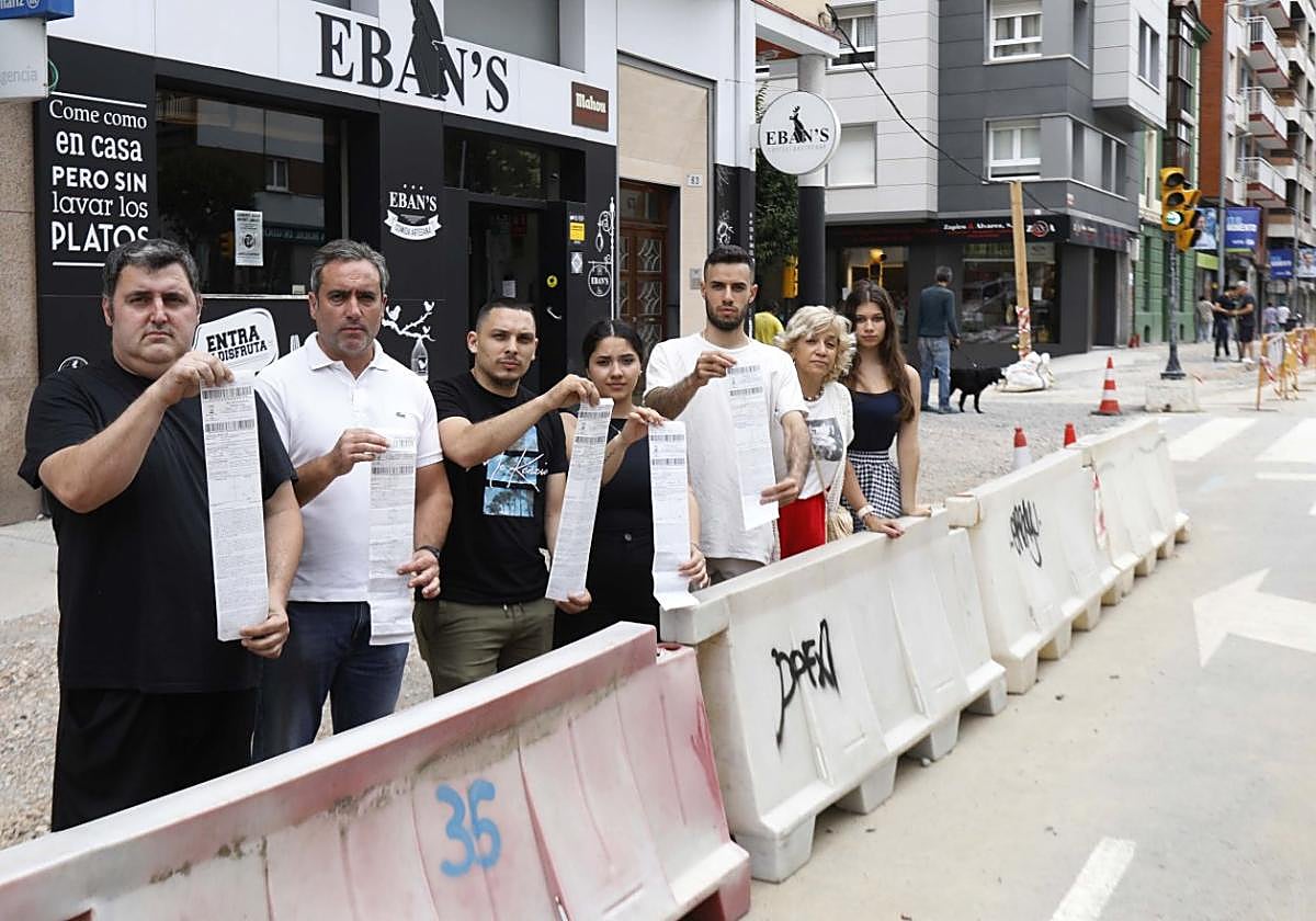 David Solana, Luis Manuel Serrano, Alan Torre, Agustina Grande, Maykol Rodríguez, Mirta Rangel y Sonia Braña muestran las multas que les fueron impuestas.