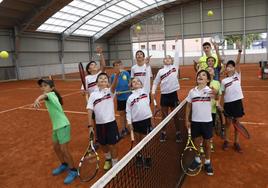 Los jóvenes de la escuela del Club Tenis Gijón posaron para EL COMERCIO para celebrar el título de Carlos Alcaraz.