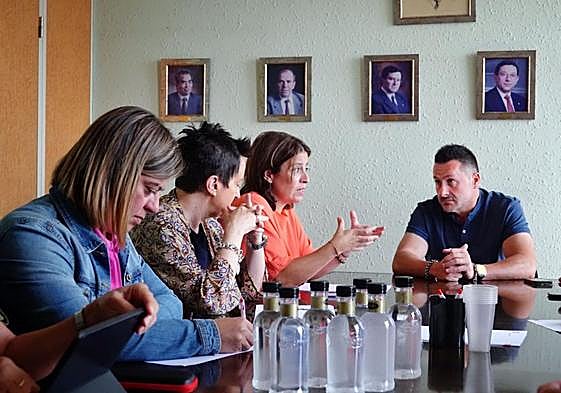 Adriana Lastra y María Fernández, cabezas de lista al Congreso y al Senado, en la reunión con la dirección de UGT Asturias.
