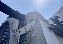 La cubierta es la zona mas dañada de la ermita, que tuvo que ser desalojada por los incendios de marzo.