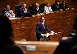 Adrián Barbón, durante su discurso de investidura en la Junta General.